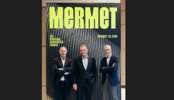 De gauche à droite : Aad Kuiper, président de Hunter Douglas, François Lacquemanne, CEO de Mermet, et Luc Janvier, Managing director de Mermet.